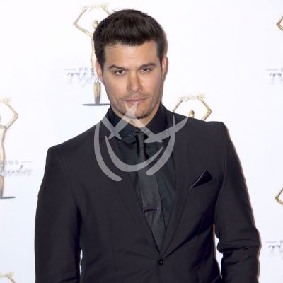 Brandon Peniche da la cara por Sharis Cid