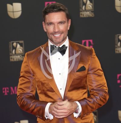 A Julián Gil lo regañan por no usar bien el cubrebocas