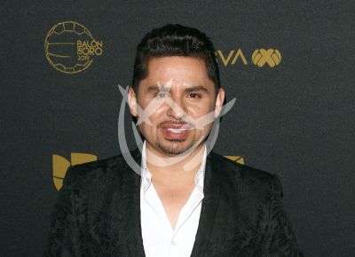 Larry Hernández se lastima la pierna
