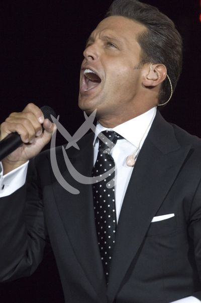 Luis Miguel cantando