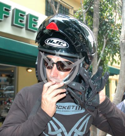 Sergio Mayer tras su casco