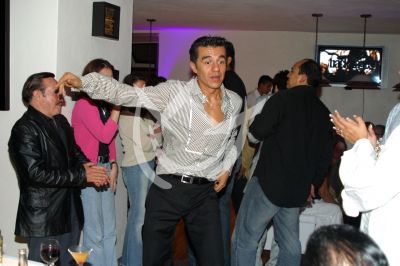 Adrián Uribe ¡baila así!