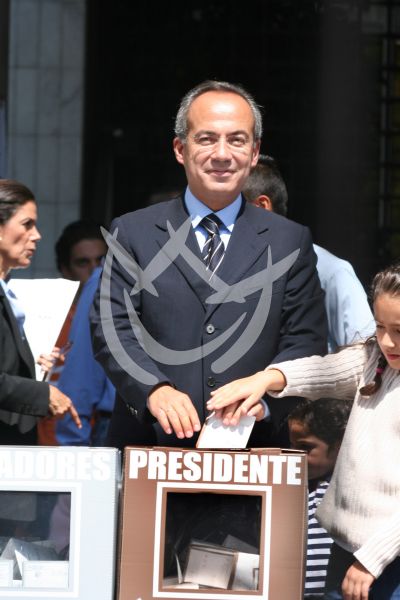 Felipe Calderón votando