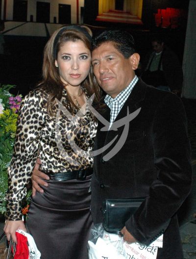 Juan Osorio y esposa