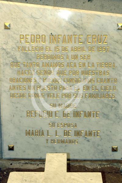 Lápida de Pedro Infante