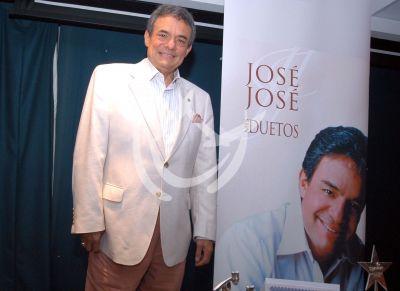 José José presenta Duetos