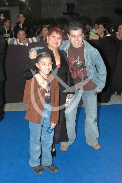 Lupita Sandoval con sus hijos