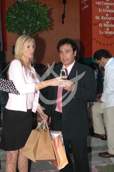 Hugo Sánchez y esposa