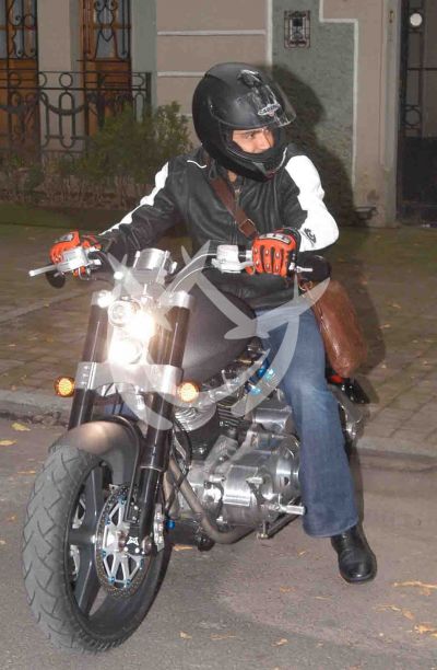 Camil estrena moto