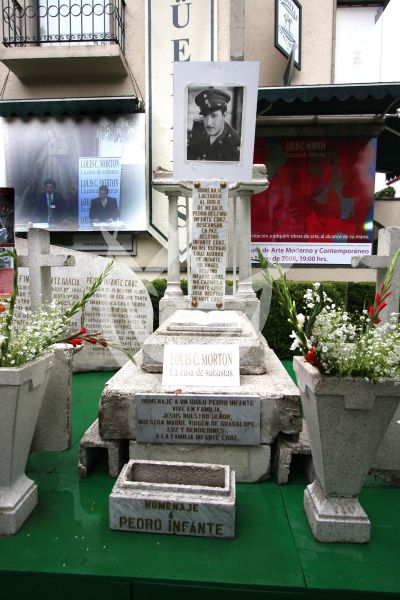Subastaron tumba de Pedro Infante