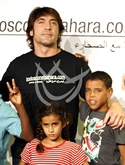 Bardem con niños saharauis