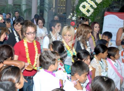 Banda Timbiriche con niños mayas