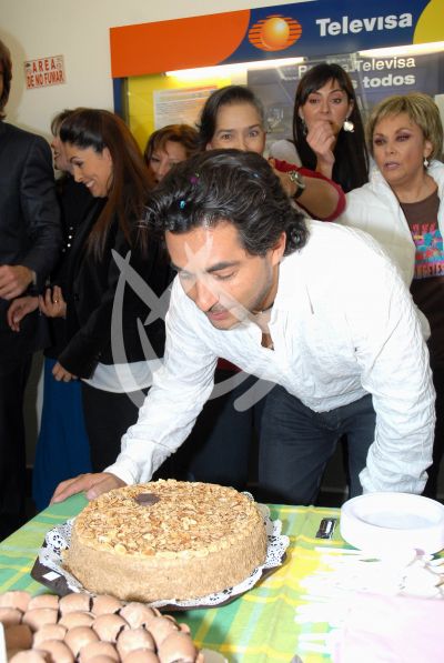 Raúl Araiza festeja sus 43