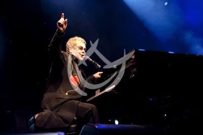 Sir Elton John  por la educación