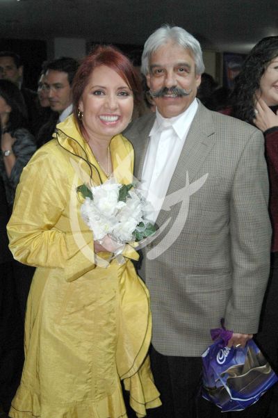 Carla Estrada con su esposo