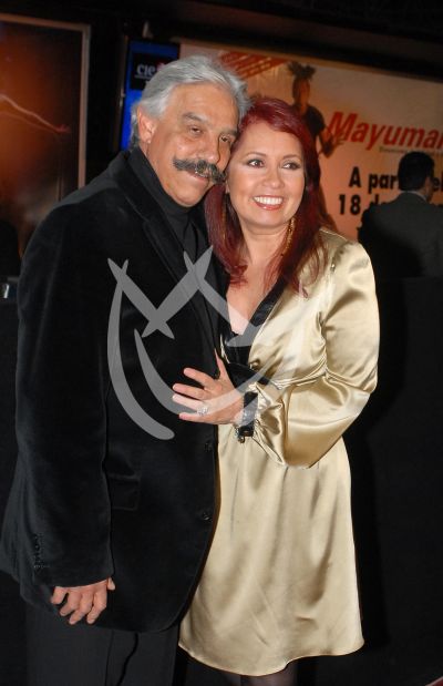 Carla Estrada con su esposo