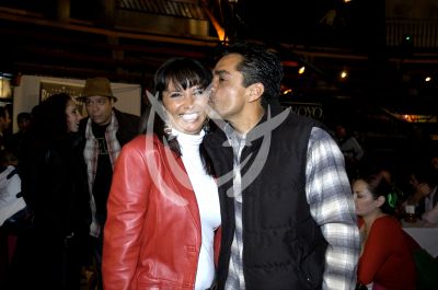Mayra Rojas y novio