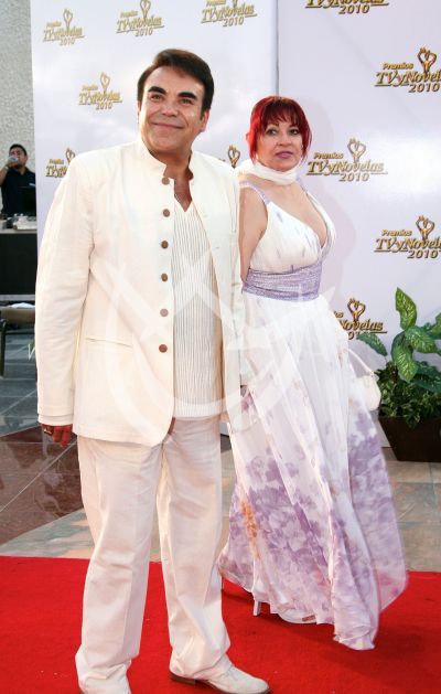 Carlos Ignacio y esposa