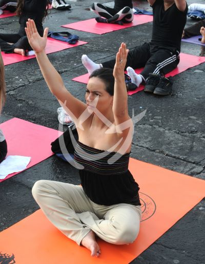 Los famosos hacen yoga en pleno zócalo