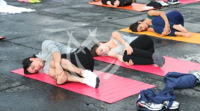 María e Ignacio hacen yoga