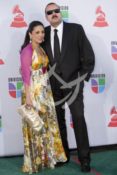Pepe Aguilar y esposa