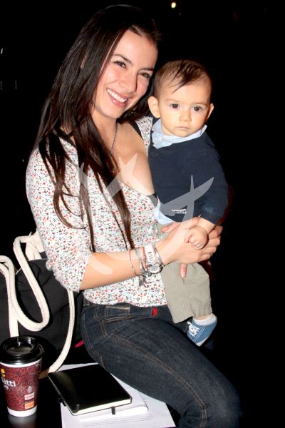 Claudia Lizaldi con hijo Iam