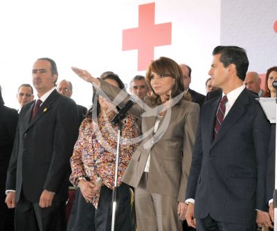 Angélica y Peña con la Cruz Roja