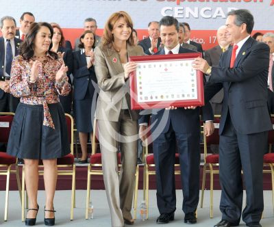 Angélica y Peña con la Cruz Roja