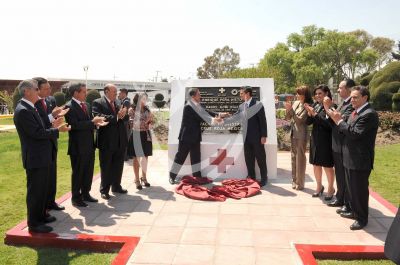 Angélica y Peña con la Cruz Roja