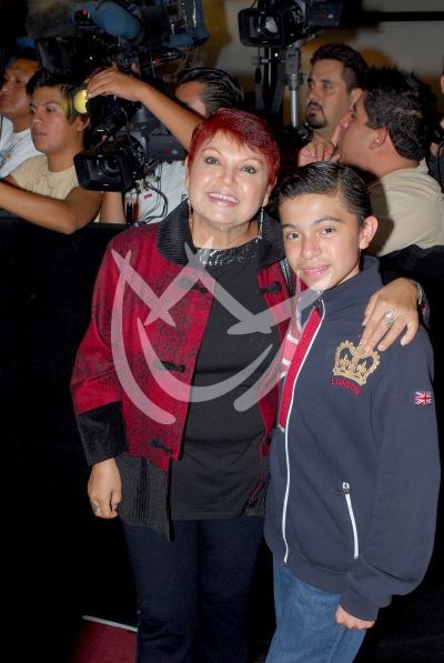Lupita Sandoval e hijo