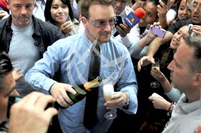 Bono comparte Champagne