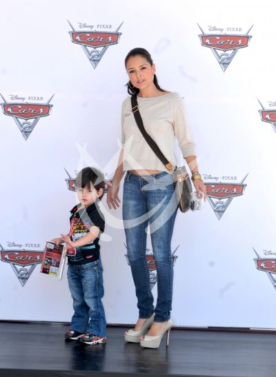 Grettel e hijo en Cars