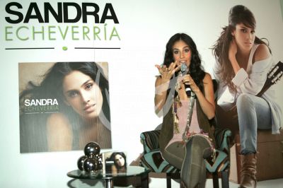 Sandra Echeverría canta pop rock