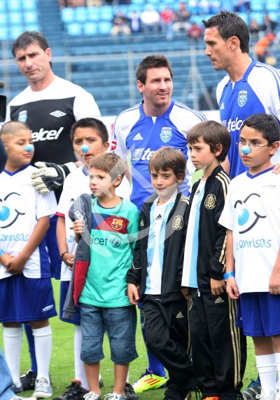 Messi y amigos por los niños