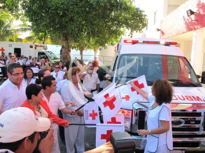 Juan Gabriel con la Cruz Roja