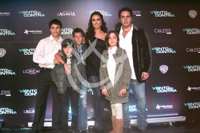 Alejandra Barros y familia