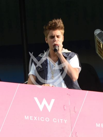 Justin canta ¡desde el balcón!