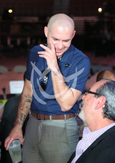 Pitbull habla con el jefe