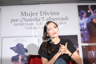 Natalia canta a Lara