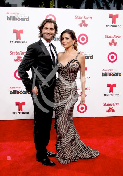 Paty Manterola y esposo en Billboard