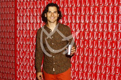 Alan Estrada comparte Coca Cola