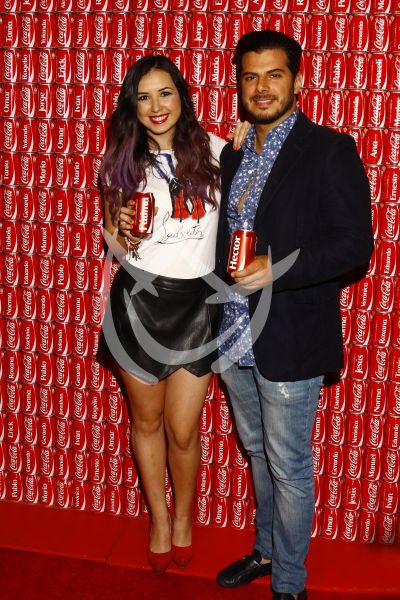 Fátima Torre comparte Coca Cola