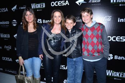 Isabel Lascurain e hijos con Wicked