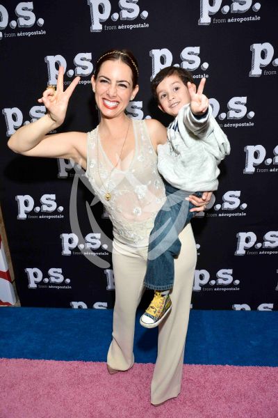 Claudia Lizaldi e hijo