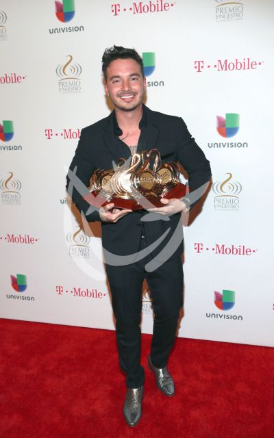 J Balvin con su PLN