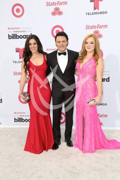 Pedro Fernández e hijas con Billboard