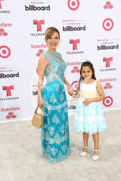 Laura Flores e hija en Billboard