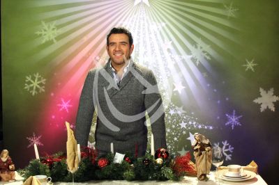 Héctor Sandarti pone adornos navideños