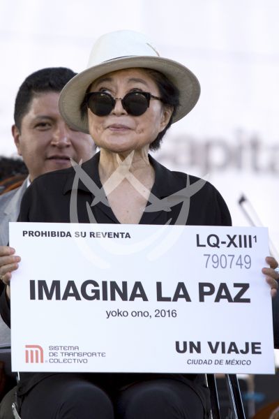 Yoko Ono saca boleto