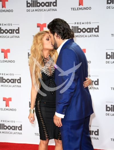 Paulina y Gerardo ¡beso! en Billboard